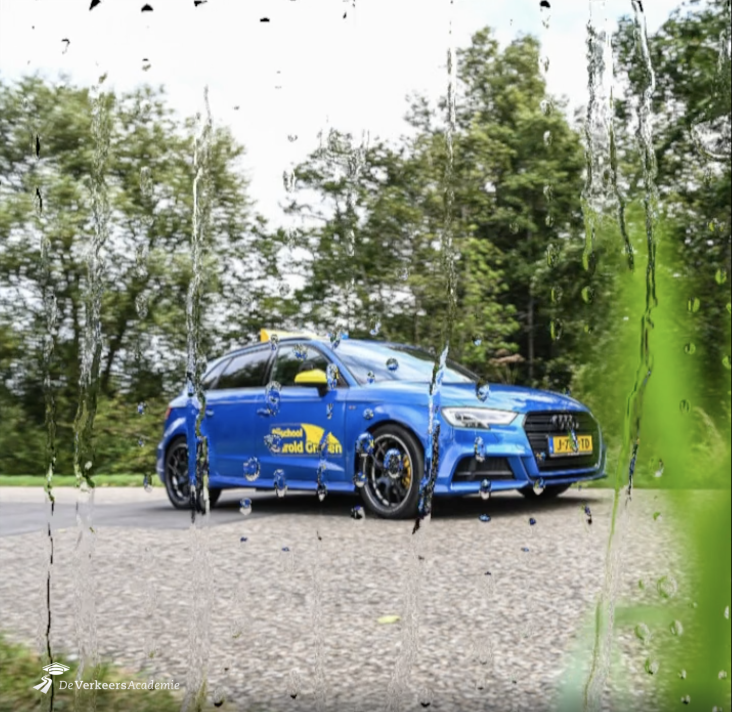 Met je auto door het hoge regenwater, tot welke hoogte kan dat zonder schade?