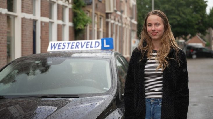 Jongste rijinstructeur van Drenthe haalt diploma bij De VerkeersAcademie